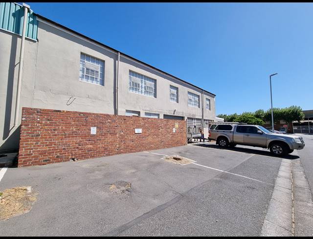 299M² WAREHOUSE TO LET IN TRIANGLE FARM